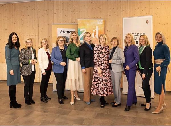 Ingeborg Rauchberger am Podium von „Frauen und Geld – zwei, die zusammengehören“