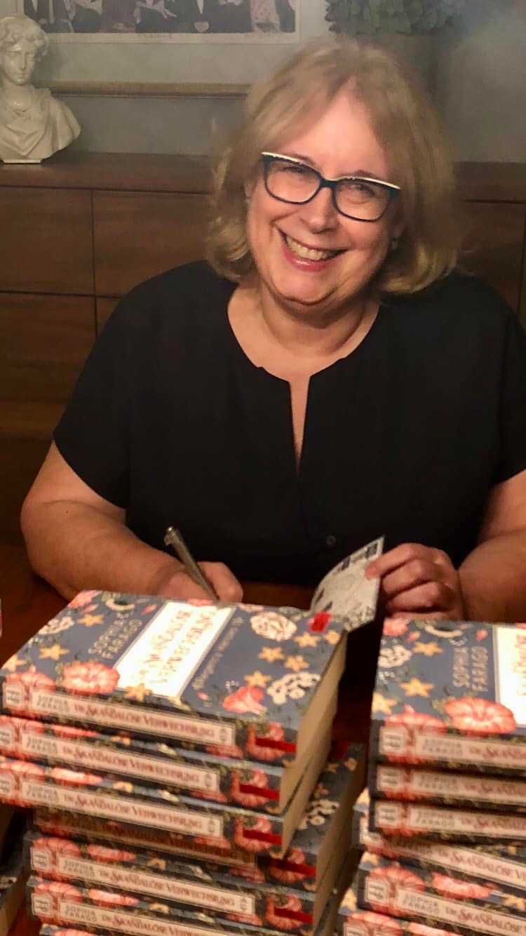 Farago mit Bücherstapel Dr. Rauchberger, alias Sophia Farago mit einem Bücherstapel